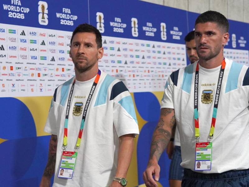 Messi al momento de la llegada al estadio junto a su compañero y amigo Rodrigo De Paul.