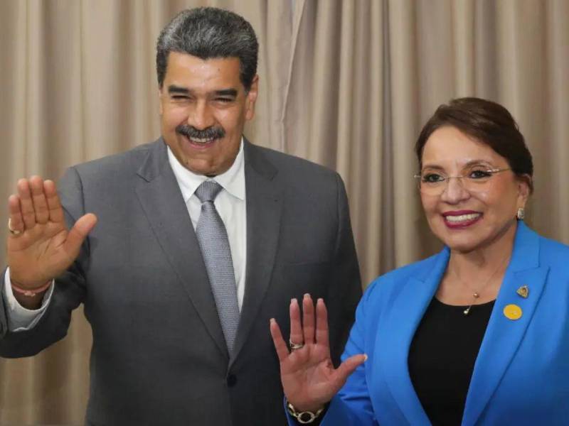 Fotografía muestra a Nicolás Maduro y a la presidenta de Honduras, Xiomara Castro, durante una reunión en Cuba.