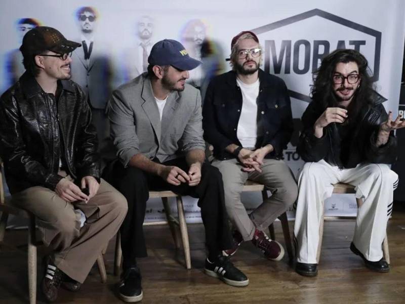 Fotografía que muestra a los integrantes de la banda colombiana Morat, Martin Vargas, Juan Pablo Isaza, Juan Pablo Villamil, y Simón Vargas, en Bogotá (Colombia).