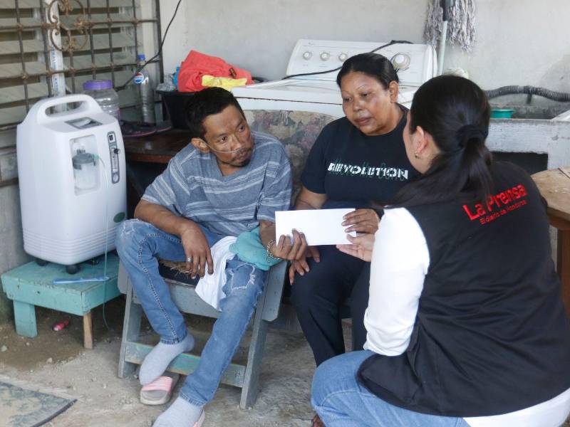 El equipo de Diario LA PRENSA hace la entrega del donativo enviado por un lector desde Estados Unidos a principios de abril 2026.