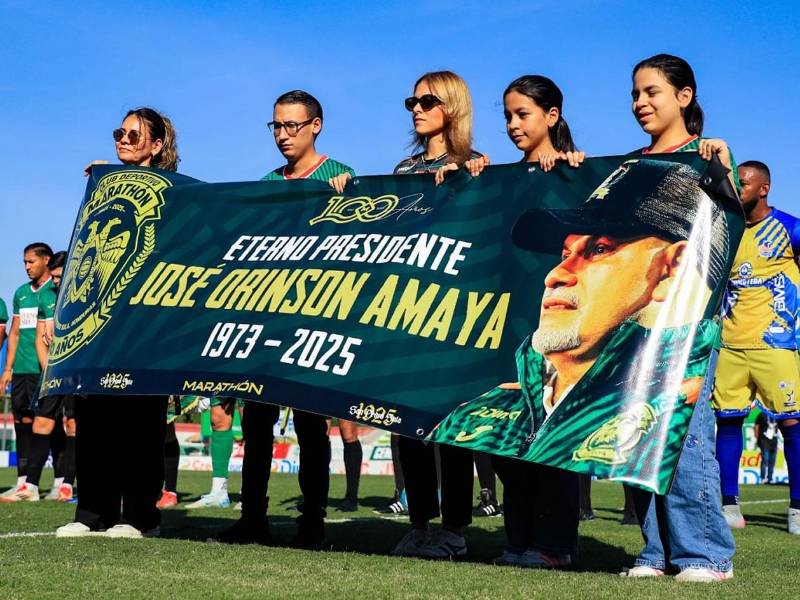 Aracely de Amaya y sus hijos fueron parte de los homenajes a Orinson Amaya en el estadio Yankel Rosenthal.
