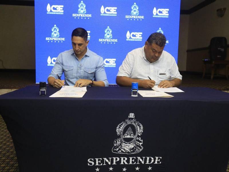 Jorge Velásquez y Román González firmaron el convenio para fortalecer los talleres de calzado, durante un acto al que asistieron autoridades y parte de los beneficiarios del proyecto.