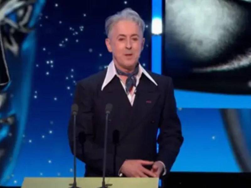 “El síndrome de Tourette es una discapacidad, y los tics que han escuchado esta noche son involuntarios, lo que significa que la persona no tiene control sobre su lenguaje. Les pedimos disculpas si se sintieron ofendidos”, dijo el presentador de la gala, Alan Cumming.