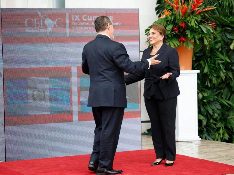 Xiomara Castro saluda al presidente de Guatemala, Bernardo Arévalo, este miércoles, durante el recibimiento a los mandatarios previo a la IX Cumbre de la Celac, en Tegucigalpa.