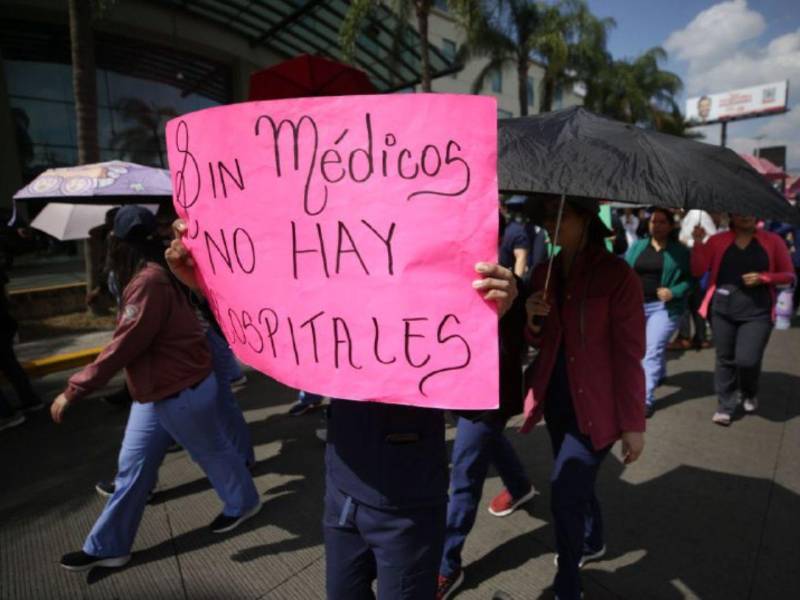 Maestros y médicos han contemplado unirse para presionar por los pagos y compromisos que les adeudan.