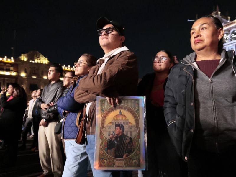 Los fans llevaban cárteles alusivos al Divo de Juárez.