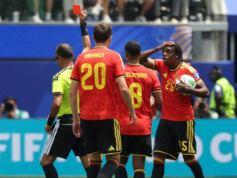 El árbitro Darío Herrera expulsado al belga Nathan Ngoy en el duelo contra Irán.
