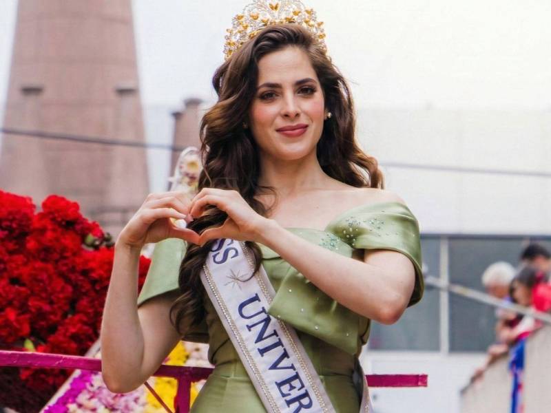 Luego de sufrir un desvanecimiento mientras participaba en un desfile en Ecuador, Fátima Bosch reapareció en sus redes sociales para aclarar qué ocurrió y cómo se encuentra. La actual reina de Miss Universe formaba parte del recorrido como invitada de honor cuando, de manera repentina, perdió el conocimiento por unos segundos y tuvo que ser auxiliada por su equipo, lo que le impidió continuar con la actividad.