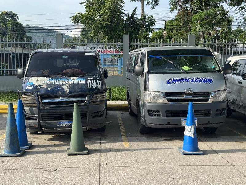 Pie de foto: Varias unidades del transporte público fueron decomisadas por la DNVT en San Pedro Sula tras denuncias ciudadanas por cometer infracciones que ponen en riesgo la seguridad vial.