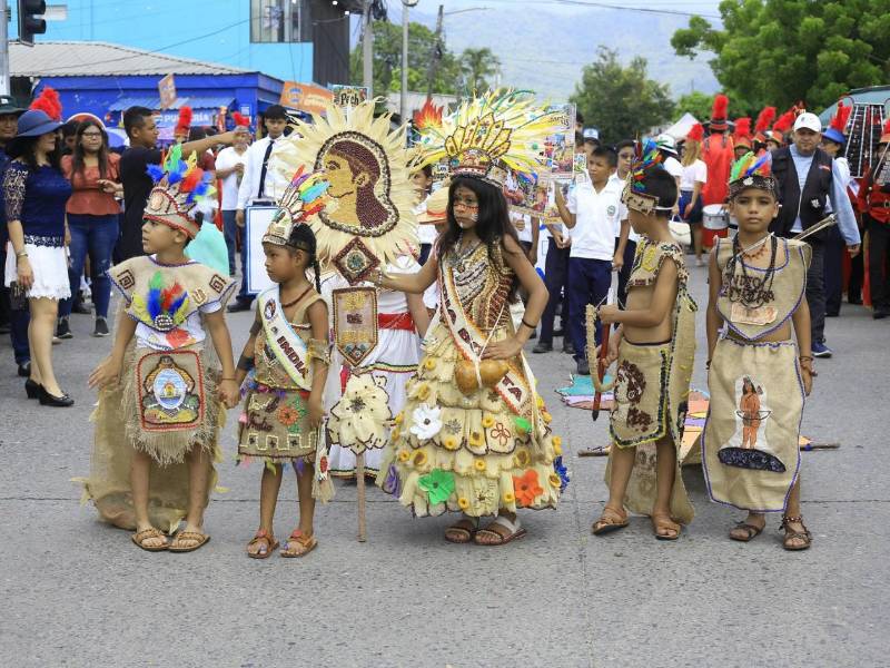 Tradición y creatividad se hicieron presentes en los desfiles patrios. En el cuadro de trajes típicos, los más pequeños lucieron atuendos inspirados en el Indio Lempira, con taparrabos y vestimentas elaboradas con tusa de elote, frijoles y maíz, resaltando la riqueza de las tradiciones hondureñas