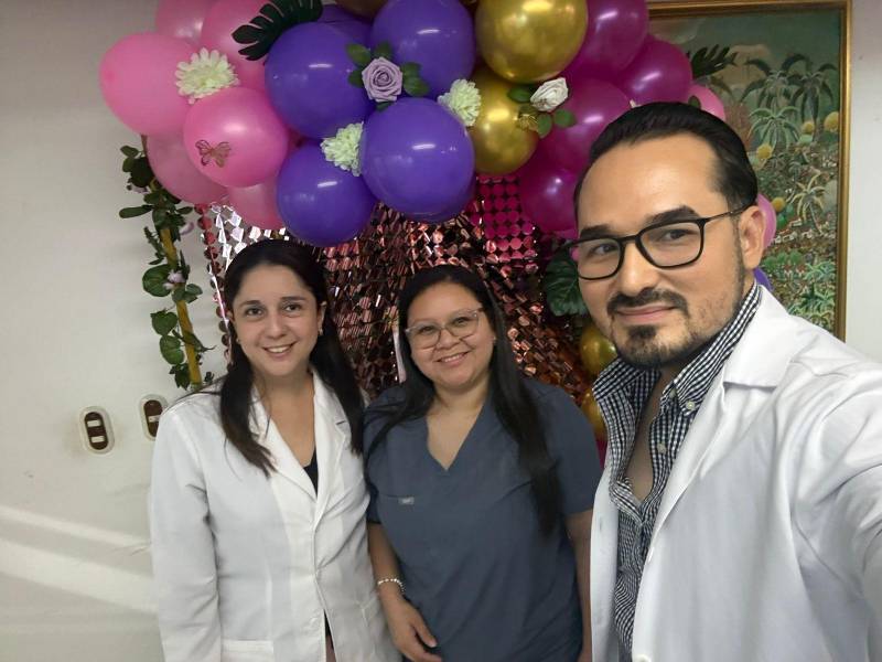 La doctora Nancy Villalobos y la licenciada en Enfermería Ingrid Smith junto al doctor Carlos Santos.