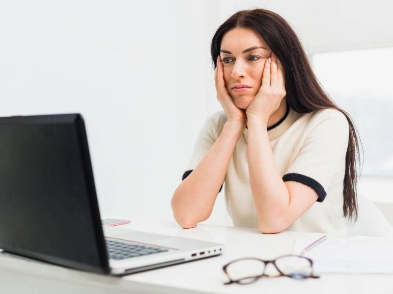 Si la tristeza es grave, persiste durante semanas, o se tienen pensamientos suicidas vaya a terapia.