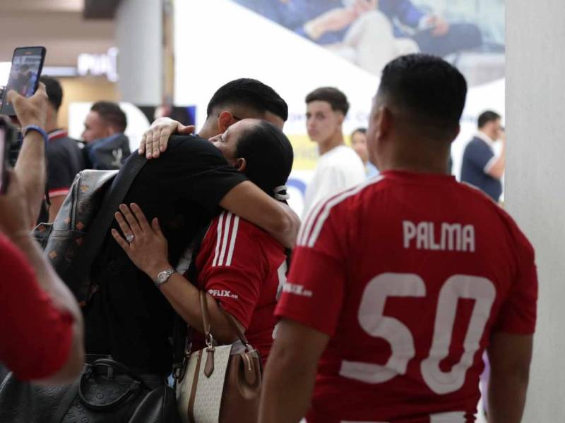 Luis Palma fue despedido por sus padres en el Aeropurto de Palmerola.