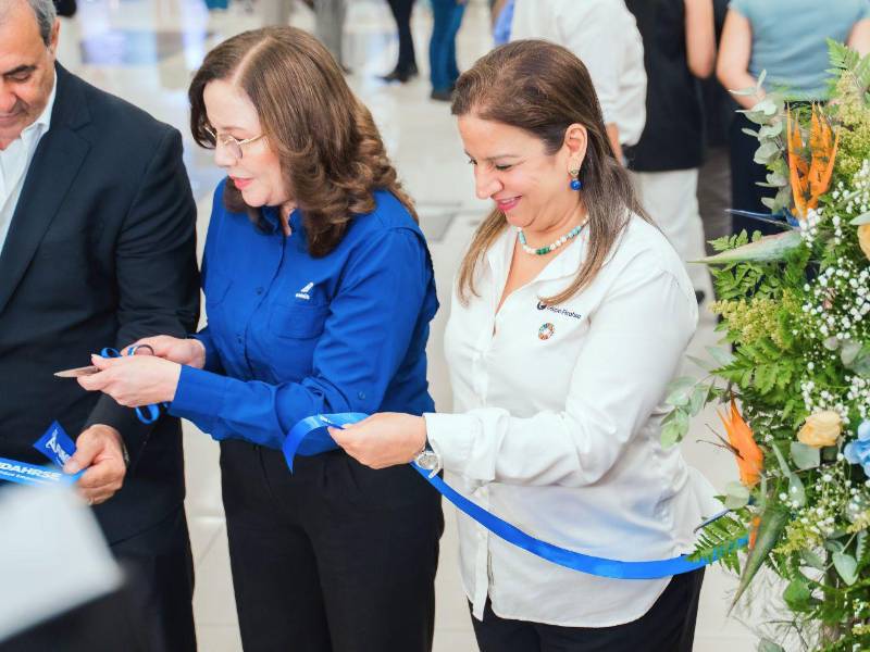 Karla Simón, vicepresidente de Sostenibilidad de Grupo Ficohsa, realizó el corte de la cinta de inauguración del evento de Fundahrse.