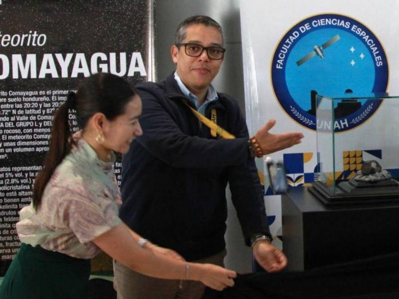 Las autoridades de la máxima casa de estudios y de la Facultad de Ciencias Espaciales develaron el meteorito que cayó en Comayagua en 2012.