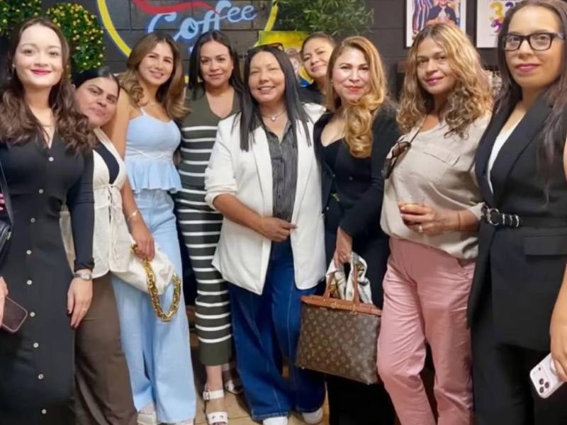 Martín Ortiz compartió la celebración de su cumpleaños con amistades en Los Ángeles, entre ellas María Fernanda Rivera, cónsul general de Honduras en esa ciudad.