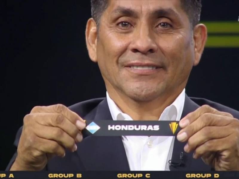 El exportero mexicano Jorge Campos fue el encargado de sacar la bolita de Honduras.