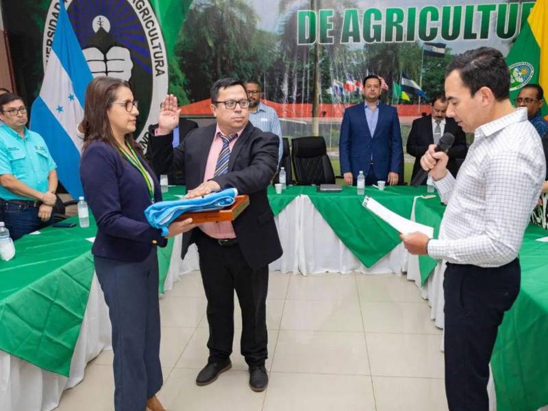 Momento en que Roy Donaldo Menjívar es juramentado como rector.