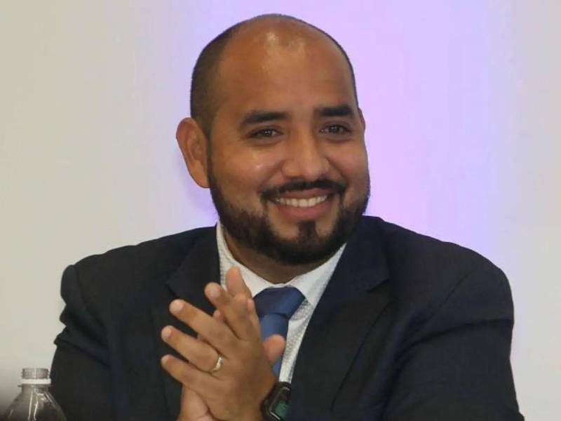 Daniel Sponda fue destituido el 3 de diciembre de 2025, notificado a través de un publicación en X emitida por la presidenta Castro.