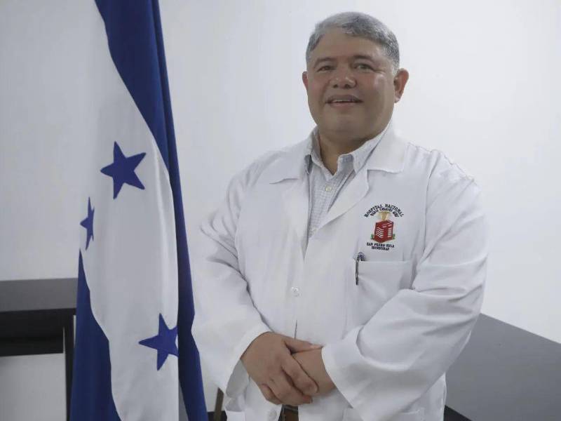 Fotografía del doctor Juan Carlos Argueta el día que fue presentado como nuevo director del Mario Rivas en marzo de 2026.