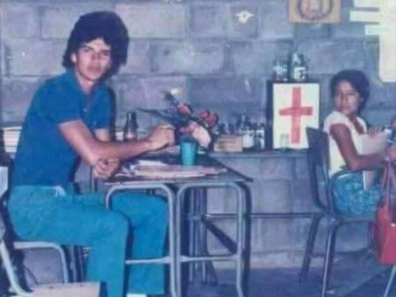 En redes sociales circulan fotos del cantante Ricardo Arjona en su etapa como joven docente en su natal Guatemala, luego de su reencuentro con sus exalumnos.