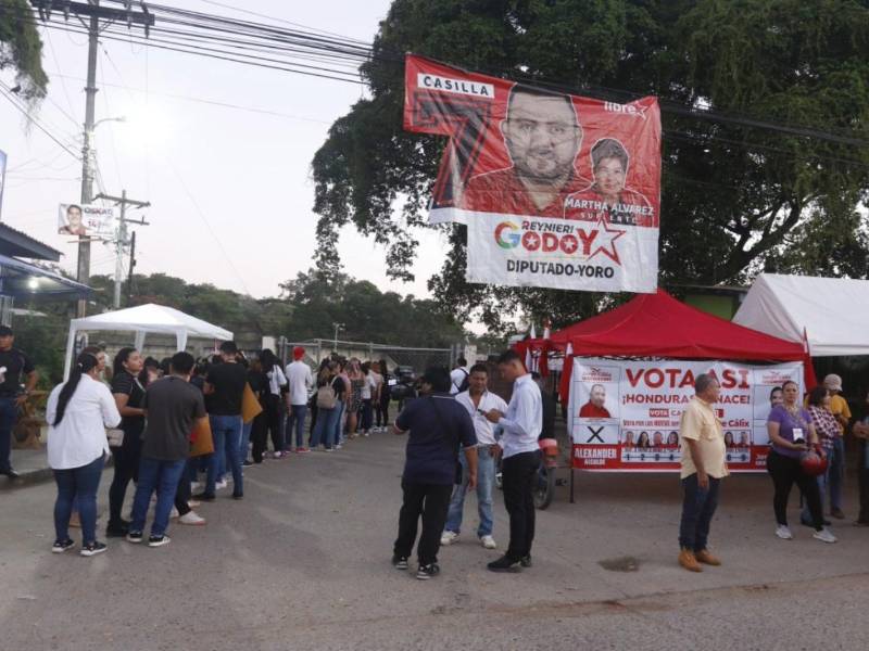 En el instituto Perla del Ulúa las filas comenzaron desde muy tempranas horas.