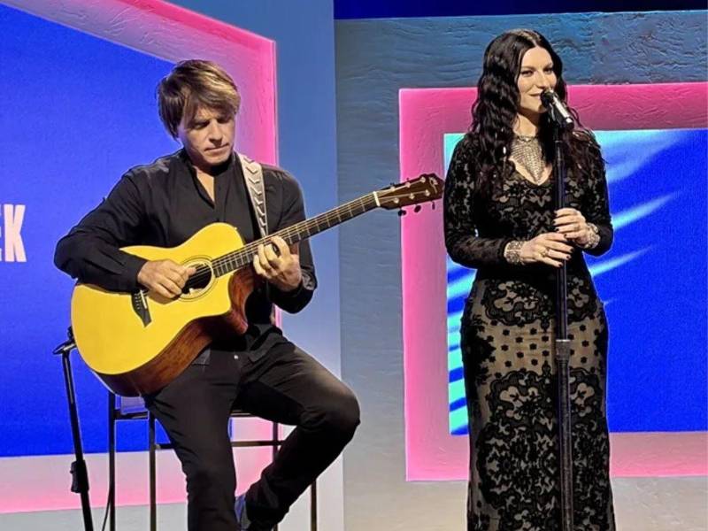 La artista italiana Laura Pausini (d), acompañada de su esposo, el guitarrista Paolo Carta, canta durante el segundo día de la Semana de la Música Latina de Billboard, en el teatro The Fillmore de Miami Beach (Estados Unidos).
