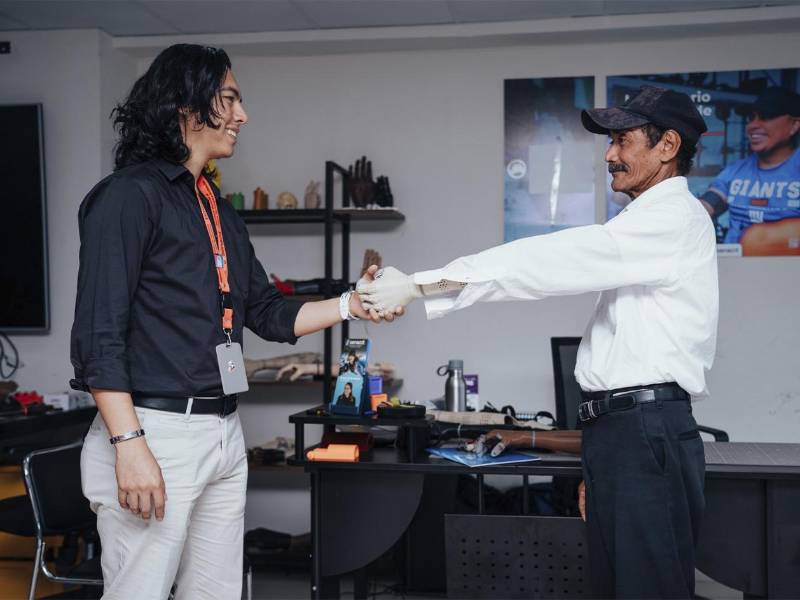 Un paciente prueba su nueva prótesis impresa en 3D, diseñada para mejorar su calidad de vida con tecnología accesible.