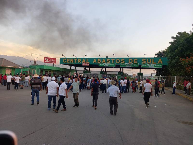 Los manifestantes se tomaron la 27 calle y el ingreso a la Central de Abastos de Sula.