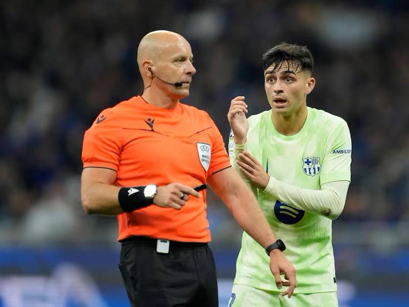 Pedri criticó al árbitro Szymon Marciniak y pidió a la UEFA investigar al polaco.