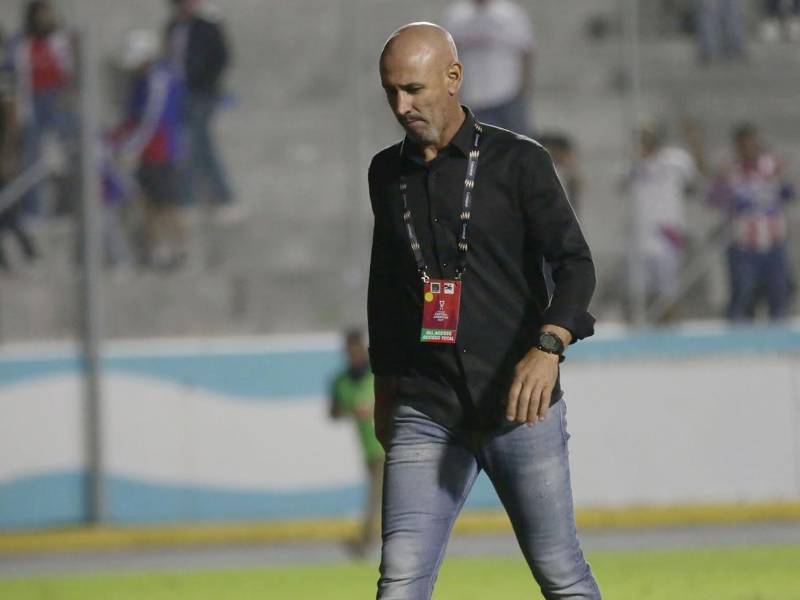 Eduardo Espinel salió cabizbajo y triste del Nacional por la eliminación del Olimpia.