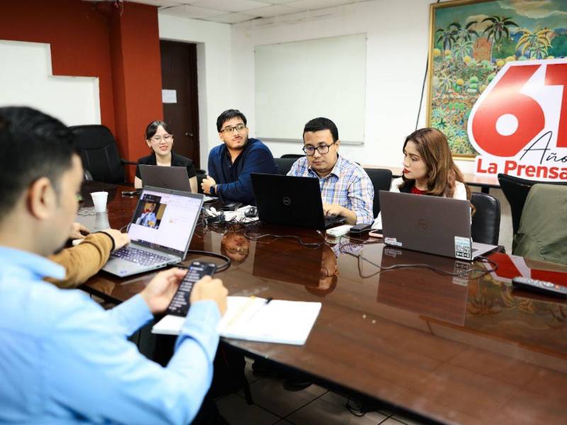 Jóvenes universitarios de la USAP y Ceutec participando en el Verificatón de LA PRENSA.