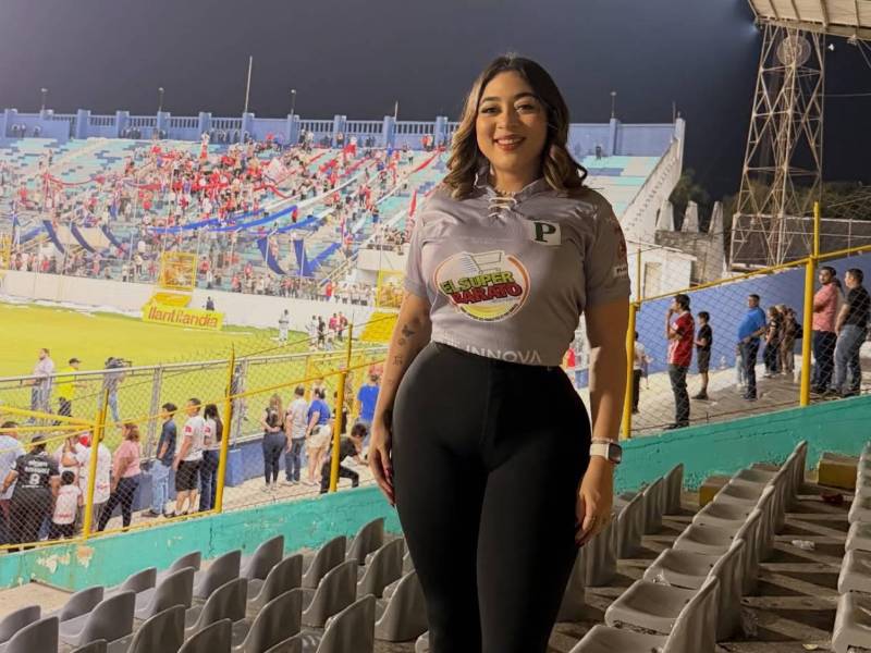 Con su personalidad, belleza y pasión por el fútbol, Escarleth Desiré García continúa ganándose un espacio entre las aficionadas que destacan en las gradas y en las redes sociales.