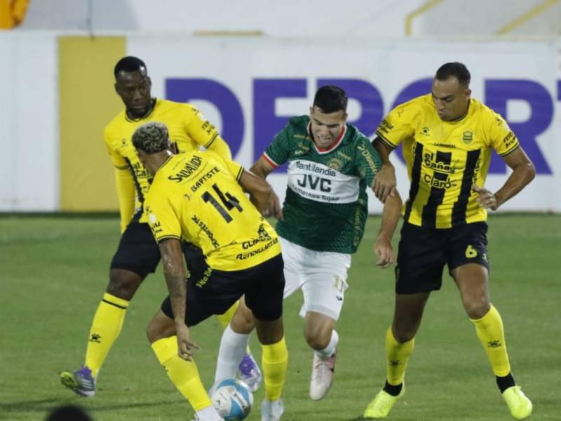 Messiniti del Marathón disputa el balón ante Baptiste, Darixon Vuelto y Devron García del Real España.-