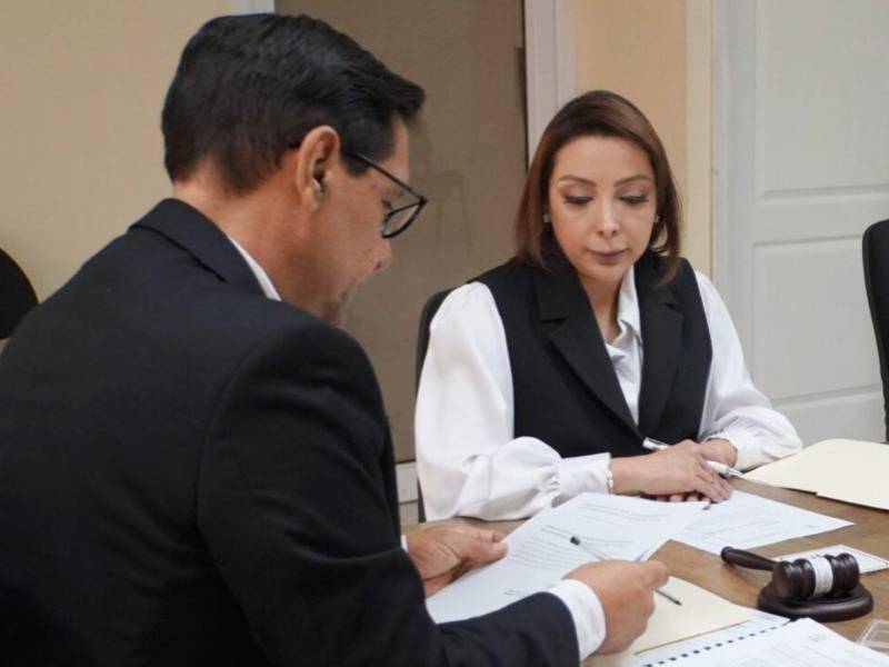 Mario Flores Urrutia y Miriam Barahona, magistrados del Tribunal de Justicia Electoral (TJE).