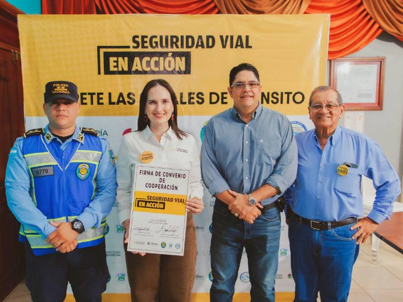 Representantes de Cervecería Hondureña, autoridades municipales de Nueva Arcadia y la Dirección Nacional de Vialidad y Transportes estuvieron presentes en el lanzamiento de la campaña educativa de Cervecería Hondureña.