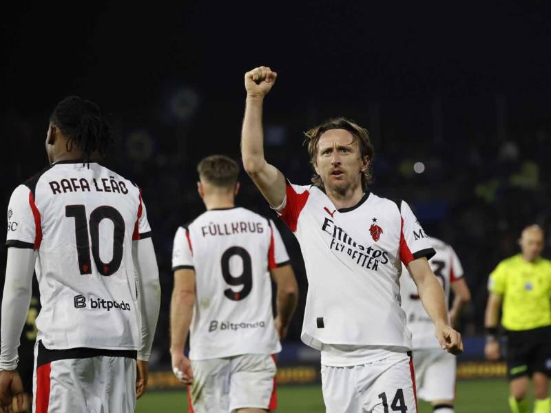 Luka Modric celebrando su gol para la victoria del AC Milan en Pisa.