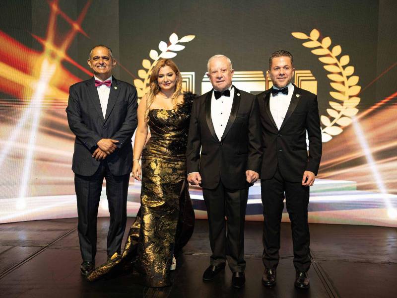 Javier Mejía, Emma y Roger D. Valladares junto a Roger E. Valladares