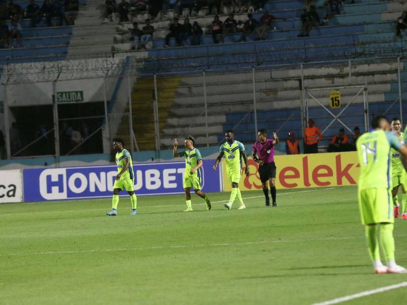 Jugadores del Olancho celebrando su gol ante el Motagua.