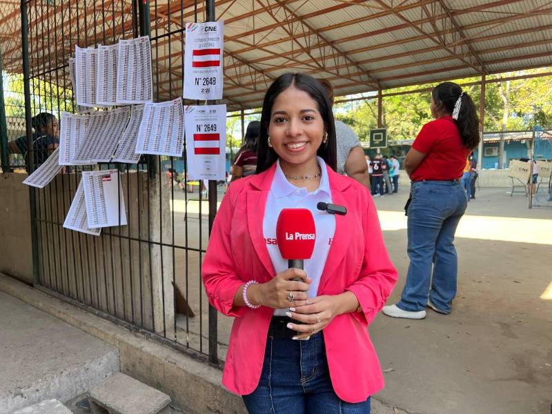 Marisol Soto, periodista de Diario LA PRENSA, da cobertura al desarrollo de las elecciones primarias en el municipio de Villanueva, Cortés.
