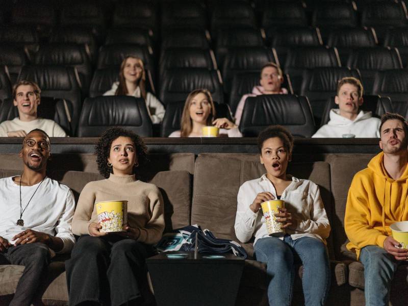 Las películas de miedo activan un poderoso pegamento social, donde el sobresalto compartido refuerza la complicidad y la confianza colectiva.