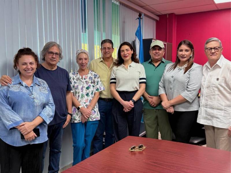 Izquierda a derecha: Bárbara Ortiz, Pepo Díaz, Dra. Tomasa Centella, jefa de la expedición española, Arnoldo Avilez, Monique Asfura, Edwin Pavón , Ruth Arita y Norman García.