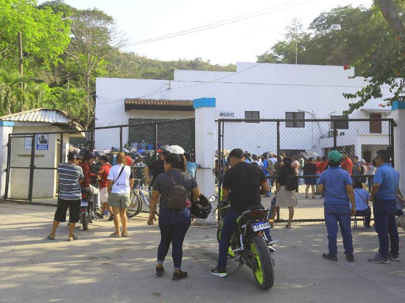 Inversionistas ayer afuera de las instalaciones de Koriun.