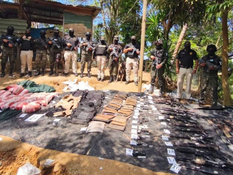 En esta operación, donde se decomisaron 27 armas largas y cortas, se dio seguimiento al primer decomiso millonario realizado contra la MS-13 el 4 de febrero en San Pedro Sula.