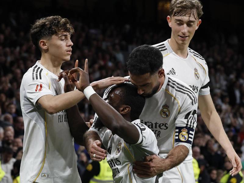 Antonio Rüdiger celebrando con sus compañeros el golazo que puso a ganar al Real Madrid ante Elche.
