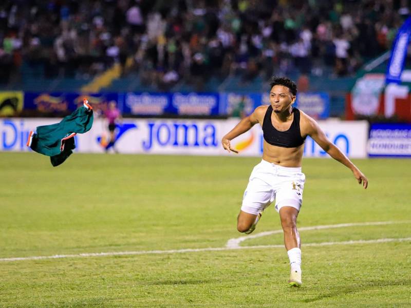 Alexy Vega celebró de manera eufórica y se quitó la camiseta tras su primer golazo de la noche contra el Platense.