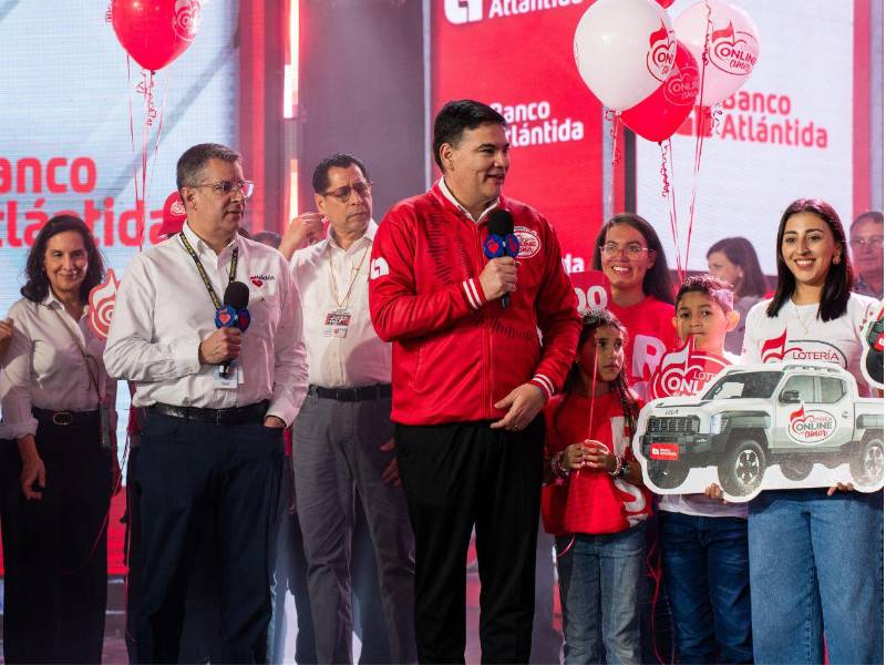 Representantes de Banco Atlántida y la Fundación Teletón durante la entrega del donativo.