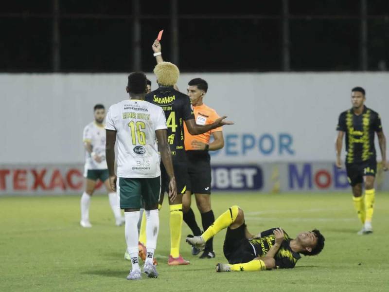 El árbitro José Valladares expulsó a Paolo Dantaz por una dura falta contra Roberto Osorto.