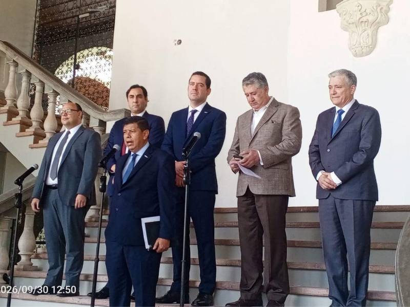 Funcionarios de gobierno participan en una comparecencia de prensa tras sostener una reunión oficial este miércoles.