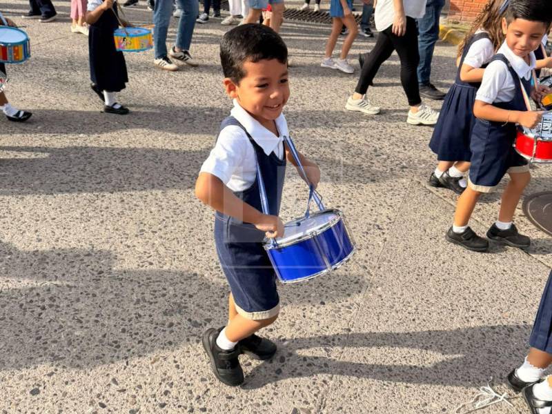 Los más pequeños también se sumaron a la celebración patria con tambores durante el recorrido de Seran School.